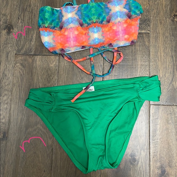 L space top and target bottoms medium - Picture 1 of 1